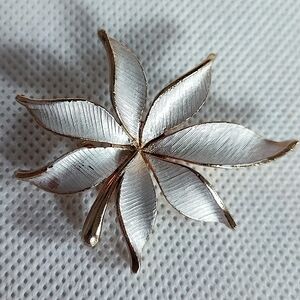 JJ Jonette Jewelry Gold Tone Matte Frosted White Enamel Vintage Flower Brooch